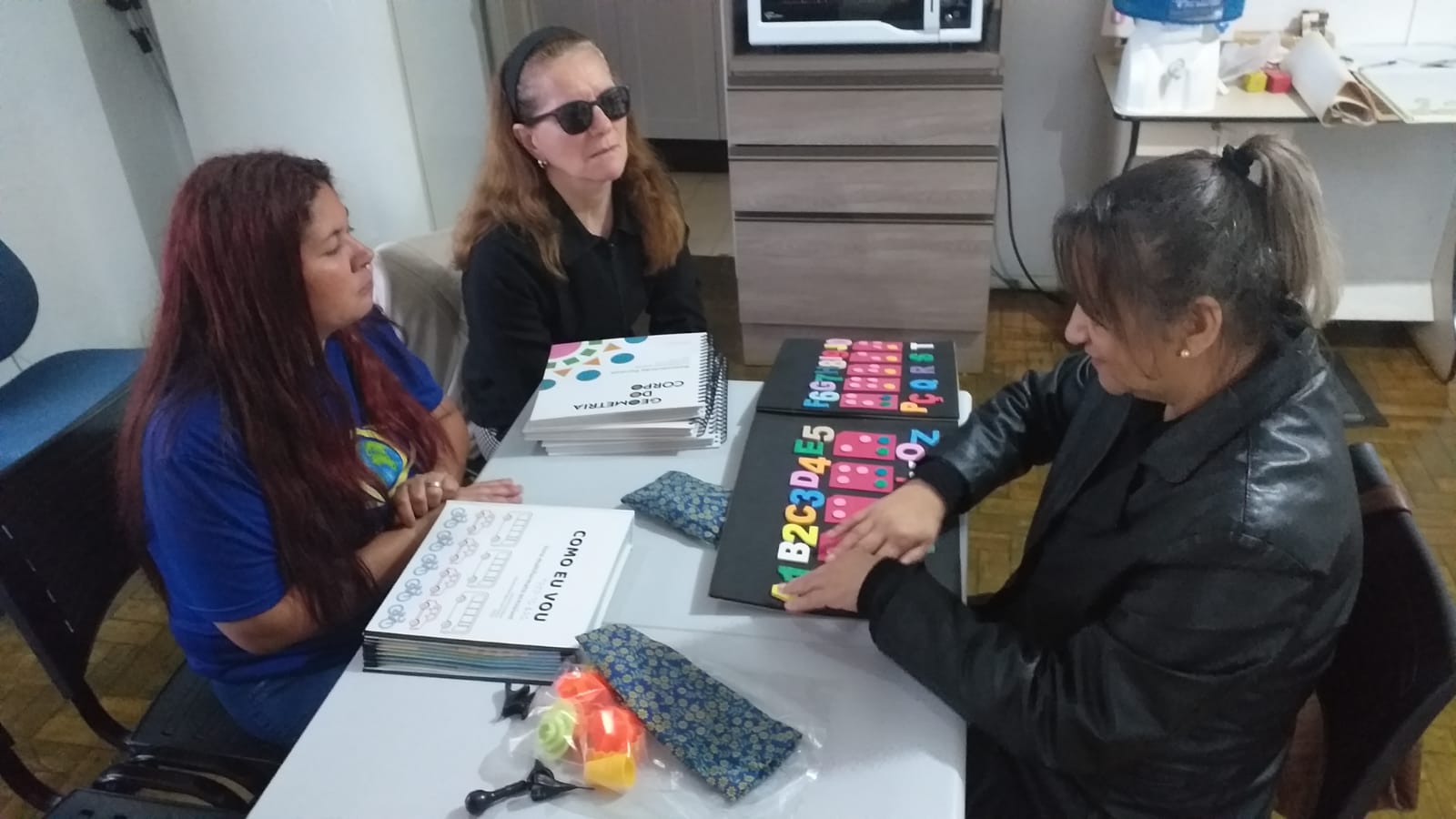Foto 4 – Aplicação e formação de Técnicas de ensino para pessoas com deficiência visual, aplicadas a educadores e professores.jpeg